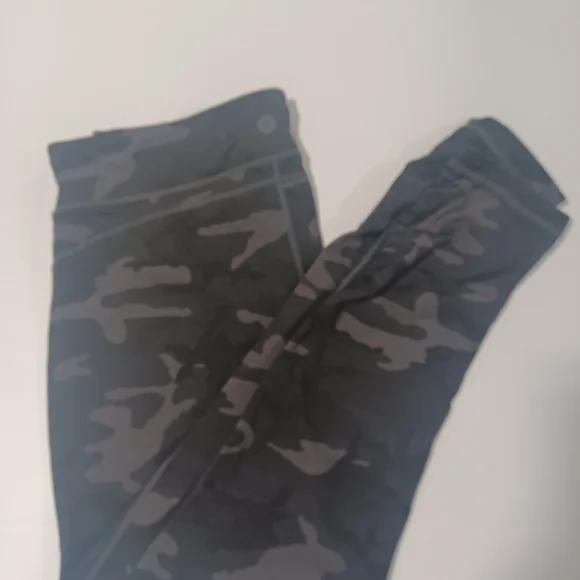 G.H. Bass & Co. Black and Gray Camouflage Leggings - Picture 2 of 6